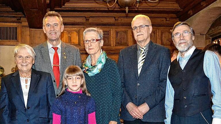 Fünf Sportler erhielten von Oberbürgermeister Siegfried Müller (Zweiter von links) und Sportreferent Manfred Marstaller (Zweiter von rechts) mit der Plakette in Silber die höchste Auszeichnung in diesem Jahr (von links): Barbara Wachter, Valeria Balliet, Dietlind Weise, Karl-Heinz Schwenkert. Ebenso ausgezeichnet wurde Thomas Stöhr (nicht im Bild).