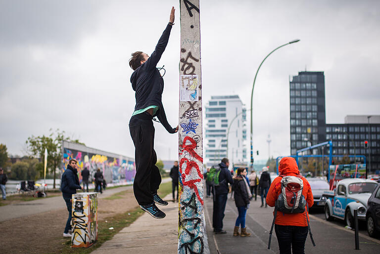 An der East Side Gallery in Berlin ist noch ein Stück Mauer zu sehen. Dort werden zum Jubiläum auch zahlreiche Veranstaltungen stattfinden. An der East Side Gallery in Berlin ist noch ein Stück Mauer zu sehen. Dort werden zum Jubiläum auch zahlreiche Veranstaltungen stattfinden.