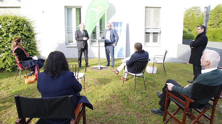 Pressekonferenz zu Corona-Zeiten: Mit Abstand präsentierten Stadträte von CSU und Grünen ihre Vereinbarung für eine Kooperation für die Wahlperiode bis 2026. Pressekonferenz zu Corona-Zeiten: Mit Abstand präsentierten Stadträte von CSU und Grünen ihre Vereinbarung für eine Kooperation für die Wahlperiode bis 2026.