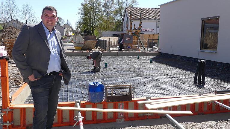 Hat ein solides Fundament übernommen und baut nun weiter an der modernen Biegenbach-Gemeinde: Bürgermeister Thomas Hemmerich vor dem künftigen Kindergarten-Anbau. Hat ein solides Fundament übernommen und baut nun weiter an der modernen Biegenbach-Gemeinde: Bürgermeister Thomas Hemmerich vor dem künftigen Kindergarten-Anbau.