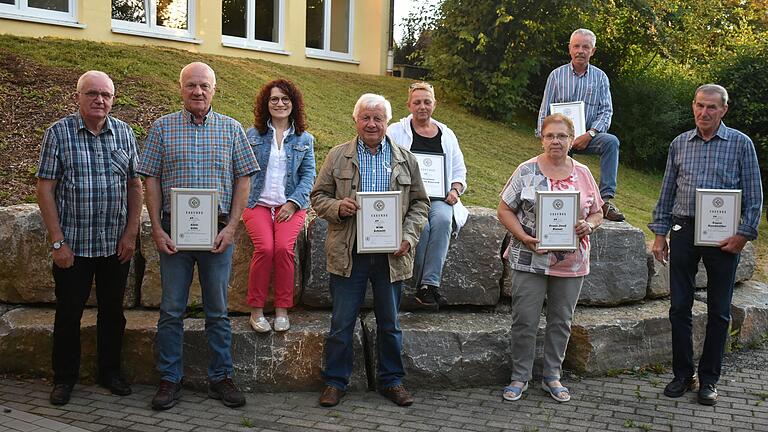 Bei der Ehrung (von links): Georg Grembler, Alois Götz, Christine Winkler, Willi Schmitt, Christiane Blaurock-Schwab, Maria Riener (für Franz-Josef Riener), Günter Herold und Eugen Kundmüller.