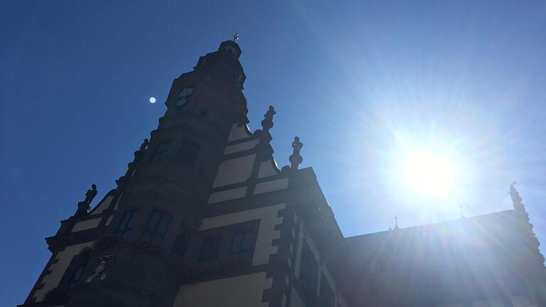 Die Kraft der Sonne nutzen für Energie. Die Stadt Schweinfurt unterstützt den Kauf von Photovoltaikanlagen mit einem eigenen Förderprogramm. Die Kraft der Sonne nutzen für Energie. Die Stadt Schweinfurt unterstützt den Kauf von Photovoltaikanlagen mit einem eigenen Förderprogramm.