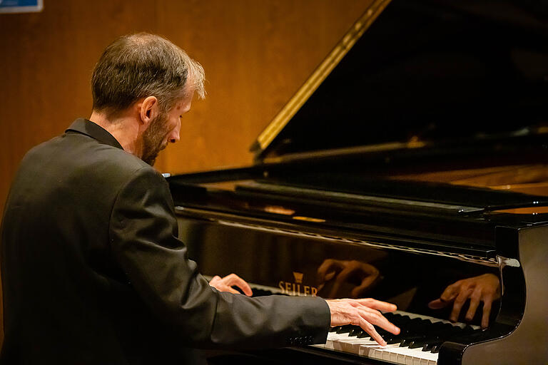 Lionel Haas vom Jazztrio 'Berlin 21' am Piano. Lionel Haas vom Jazztrio 'Berlin 21' am Piano.