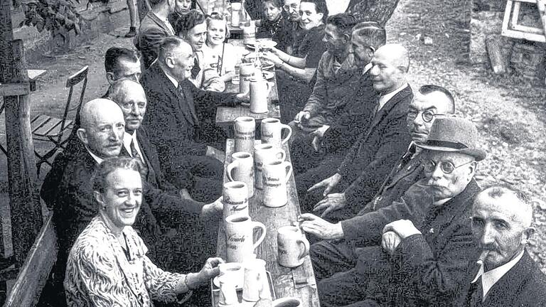 Alte Tradition: Ein vor weit über 100 Jahren auf dem Gelände des heutigen Biergartens entstandenes Foto beweist, dass hier schon lange vor der Zeit des heutigen Betreibers Ulrich Martin gefeiert und „gezecht“ wurde. Links die alte Kegelbahn, rechts der noch stehende Lagerschuppen. Alte Tradition: Ein vor weit über 100 Jahren auf dem Gelände des heutigen Biergartens entstandenes Foto beweist, dass hier schon lange vor der Zeit des heutigen Betreibers Ulrich Martin gefeiert und „gezecht“ wurde. Links die alte Kegelbahn, rechts der noch stehende Lagerschuppen.