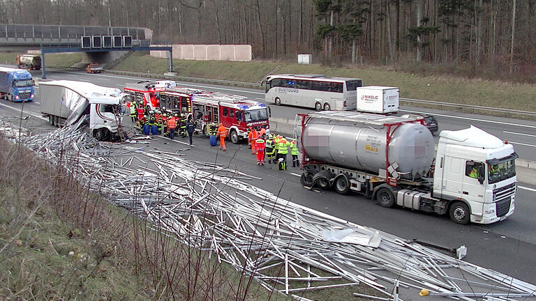 Tödlicher Lkw-Unfall auf der A3 zwischen Kist und Heidingsfeld. Tödlicher Lkw-Unfall auf der A3 zwischen Kist und Heidingsfeld.