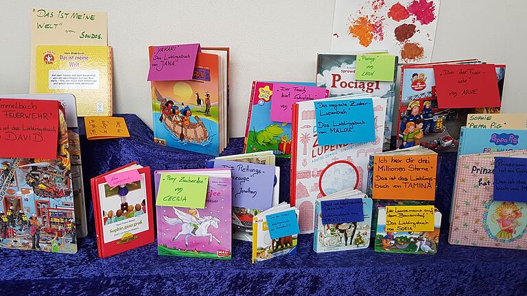Beim Vorlesetag präsentierten die Kinder in einer eigenen Ausstellung ihre Lieblingsbücher. Beim Vorlesetag präsentierten die Kinder in einer eigenen Ausstellung ihre Lieblingsbücher.