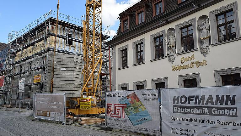 Altes Hotel, moderner Anbau: Am Hotel Schwan & Post in Bad Neustadt wurde Richtfest gefeiert. Altes Hotel, moderner Anbau: Am Hotel Schwan & Post in Bad Neustadt wurde Richtfest gefeiert.