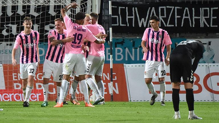 Groß war die Freude bei den Spielern des TSV Aubstadt (pinke Trikots) nach dem Abpfiff der Partie beim SV Wacker Burghausen, die die Aubstädter am Freitagabend mit 1:0 gewannen. Groß war die Freude bei den Spielern des TSV Aubstadt (pinke Trikots) nach dem Abpfiff der Partie beim SV Wacker Burghausen, die die Aubstädter am Freitagabend mit 1:0 gewannen.