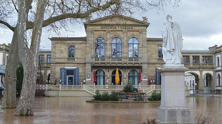 Hochwasser in Bad Kissingen: Die Fränkische Saale ist weit über die Ufer getreten, der Kurpark steht unter Wasser. Hochwasser in Bad Kissingen: Die Fränkische Saale ist weit über die Ufer getreten, der Kurpark steht unter Wasser.