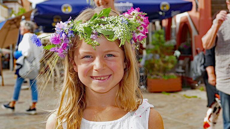 Für ein fabelhaftes Sommergefühl: Aus Sommerblüten wurden herrliche Kränze geflochten. Für ein fabelhaftes Sommergefühl: Aus Sommerblüten wurden herrliche Kränze geflochten. 
