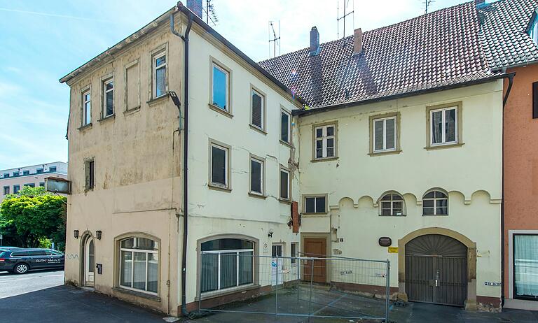 Das Anwesen Anton-Niedermeier-Platz 5 vor der Sanierung. Das Anwesen Anton-Niedermeier-Platz 5 vor der Sanierung. 