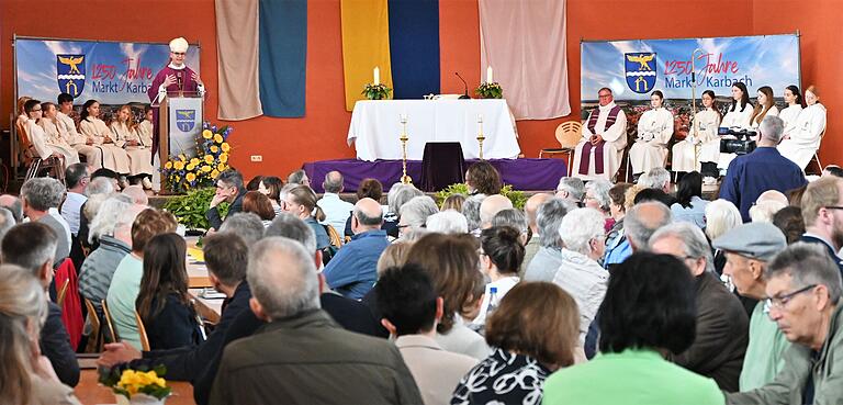 Ein Festgottesdienst mit Bischof Franz Jung (links, stehend) fand am Sonntag in der Mehrzweckhalle Karbach statt. Anlass war das 1250-jährige Bestehen der Ortschaft. Ein Festgottesdienst mit Bischof Franz Jung (links, stehend) fand am Sonntag in der Mehrzweckhalle Karbach statt. Anlass war das 1250-jährige Bestehen der Ortschaft.