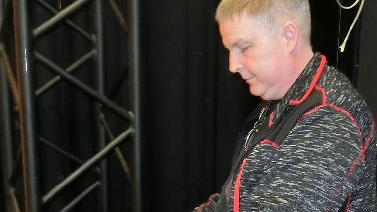 Hausmeister Jürgen Geis an der Steuerkonsole für die Bühnenmaschinerie