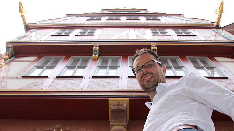 Steinmetz-Kunst unten, nachgebautes Fachwerk oben und vergoldete Schmuckelemente: Stefan Falkenberg aus Aschach hat unter anderem an der 'Goldenen Waage' am Dom mitgebaut. Ralf Ruppert       -  Steinmetz-Kunst unten, nachgebautes Fachwerk oben und vergoldete Schmuckelemente: Stefan Falkenberg aus Aschach hat unter anderem an der 'Goldenen Waage' am Dom mitgebaut. Ralf Ruppert