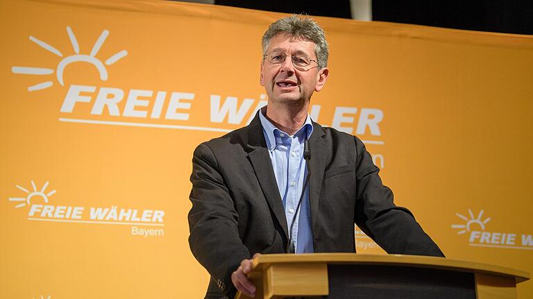 Noch im vergangenen Jahr hatten die Freien Wähler das 'Befristungsunwesen' bei den Lehrern angeprangert. Jetzt stellen sie mit Michael Piazolo den Kultusminister und müssen sich vorwerfen lassen, dass die Praxis der Sommerferien-Entlassungen weitergeht.
