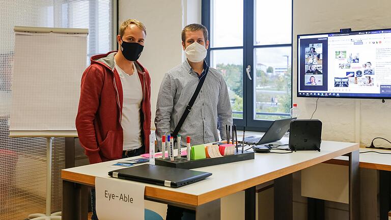 Oliver Greiner und Eric Braun (v. links) sind zwei der Gründer von 'Eye-Able'. Mit ihrer Browser-Anwendung wollen sie das Internet barrierefreier machen. Oliver Greiner und Eric Braun (v. links) sind zwei der Gründer von 'Eye-Able'. Mit ihrer Browser-Anwendung wollen sie das Internet barrierefreier machen.