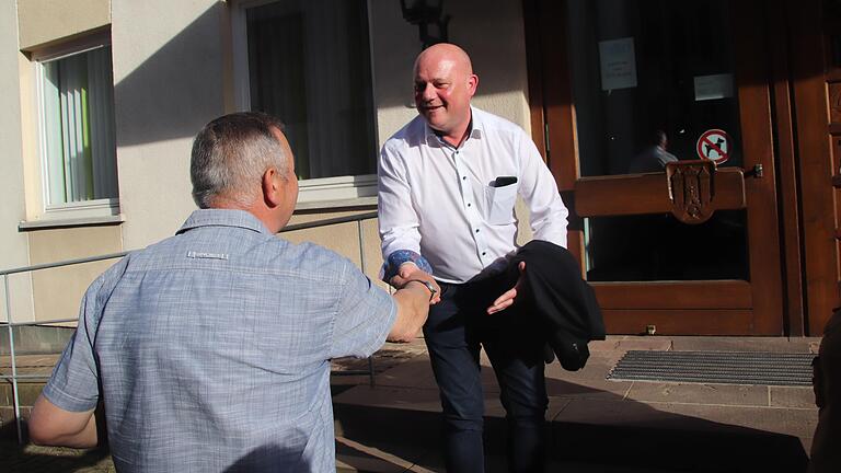 Auch Egon Sturm aus Wegfurt gratulierte Bürgermeister Georg Seiffert - auch zu dessen 51. Geburtstag, den er am Donnerstag begangen hatte. Auch Egon Sturm aus Wegfurt gratulierte Bürgermeister Georg Seiffert - auch zu dessen 51. Geburtstag, den er am Donnerstag begangen hatte.