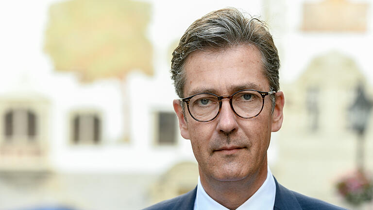 Der Oberbürgermeister der Stadt Würzburg, Christian Schuchardt (CDU), äußert sich zur möglichen Schließung der psychotherapeutischen Hochschulambulanz und Trauma-Ambulanz.