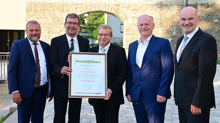 Der neue Ehrenbürger von Waldbüttelbrunn Alfred Endres (Mitte), umrahmt von Landrat Thomas Eberth, Bürgermeister Klaus Schmidt, langjähriger Weggefährte Winfried Körner und Altlandrat Eberhard Nuss (von links). Der neue Ehrenbürger von Waldbüttelbrunn Alfred Endres (Mitte), umrahmt von Landrat Thomas Eberth, Bürgermeister Klaus Schmidt, langjähriger Weggefährte Winfried Körner und Altlandrat Eberhard Nuss (von links).