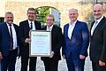 Der neue Ehrenbürger von Waldbüttelbrunn Alfred Endres (Mitte), umrahmt von Landrat Thomas Eberth, Bürgermeister Klaus Schmidt, langjähriger Weggefährte Winfried Körner und Altlandrat Eberhard Nuss (von links).