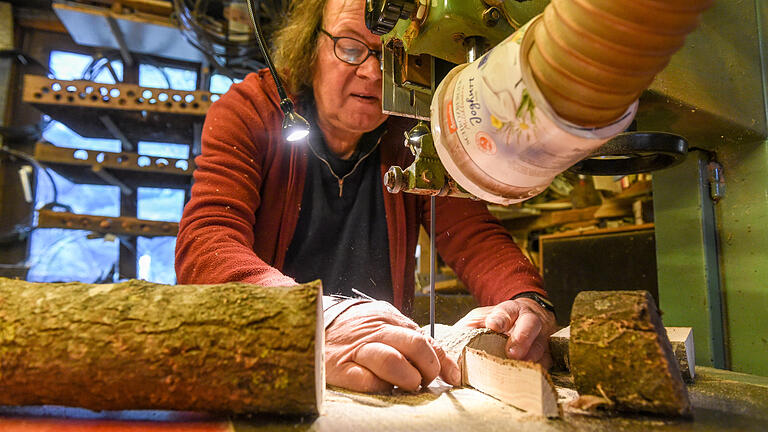 Ochsenfurt, Holzspielzeugmacher Kurt Lotzen lebt in seinen Werkstätten oberhalb Ochsenfurts im Wald. Er erfindet und baut seit über 30 Jahren Spielzeug aus Holz.