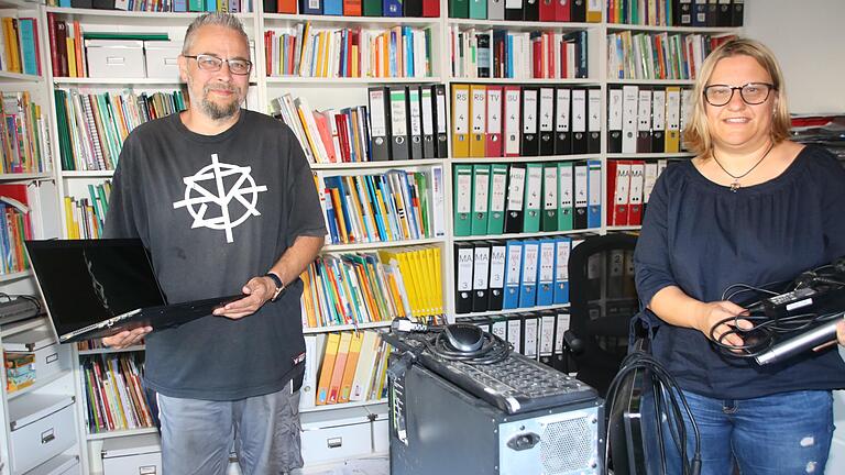 Marc Schenk aus Müdesheim (links) beschreibt sich selbst als begeisterten PC-Schrauber. Für das BIG-Schulzentrum Arnstein sammelte und reparierte er aussortierte PCs für das Homeschooling und übergab sie an Rektorin Katharina Krenig (rechts).