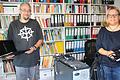 Marc Schenk aus Müdesheim (links) beschreibt sich selbst als begeisterten PC-Schrauber. Für das BIG-Schulzentrum Arnstein sammelte und reparierte er aussortierte PCs für das Homeschooling und übergab sie an Rektorin Katharina Krenig (rechts).