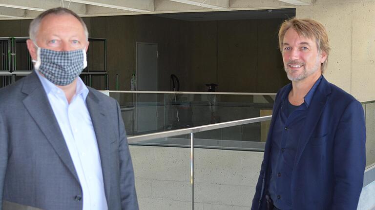 Architekt Prof. Gunther Benkert (rechts) führte die Ausschussmitglieder durch das neue Schulhaus. Mit im Bild Landrat Thomas Bold. Architekt Prof. Gunther Benkert (rechts) führte die Ausschussmitglieder durch das neue Schulhaus. Mit im Bild Landrat Thomas Bold.