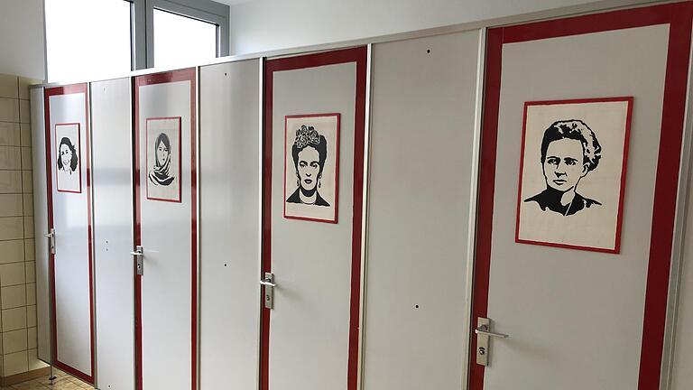 Die von Schülern der Kunst-AG renovierte Mädchenschultoilette im Erdgeschoss (Neubau) der Eichendorff-Schule Gerbrunn kann sich jetzt sehen lassen. Die von Schülern der Kunst-AG renovierte Mädchenschultoilette im Erdgeschoss (Neubau) der Eichendorff-Schule Gerbrunn kann sich jetzt sehen lassen.