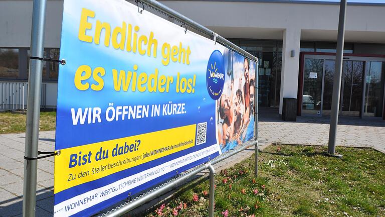 Das Wonnemar Marktheidenfeld sucht Personal und kündigt auf einem großen Schild die baldige Öffnung an.