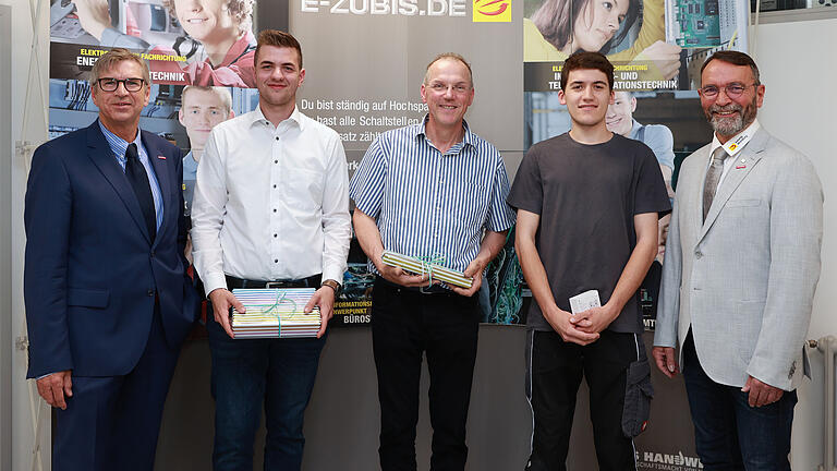 In einer kleinen Feierstunde ehrten Obermeister Martin Strobl (rechts) und HWK-Präsident Michael Bissert (links) mit (von links) Jonas Lang, Joachim Kretzschmar und Thomas Herberich die prüfungsbesten Gesellen des Elektro-Handwerks.