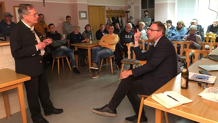 Referent Professor Klaus Buchner (links)&nbsp; im Dialog mit&nbsp;Bürgermeister Matthias Bäuerlein bei der Informationsveranstaltung in Fabrikschleichach.