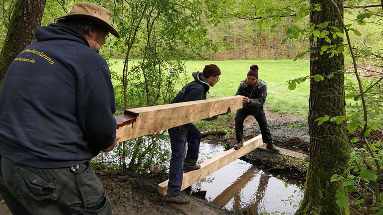 Das Zeltlagerteam des KJR baute eine neue Brücke über den Eichelbach am Zeltplatz Reutersbrunn. Das Zeltlagerteam des KJR baute eine neue Brücke über den Eichelbach am Zeltplatz Reutersbrunn.