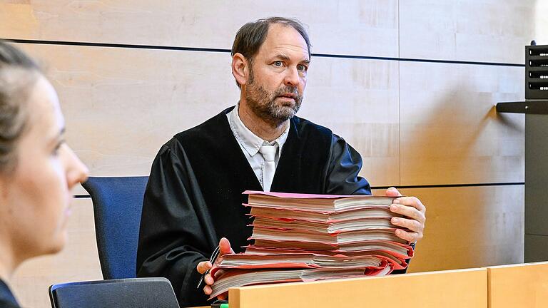 Oberstaatsanwalt Thorsten Seebach hat einen 23-Jährigen wegen seiner Messerstiche am Landgericht Würzburg angeklagt. Gegen die Aufhebung des Haftbefehls hat er Beschwerde eingereicht. Oberstaatsanwalt Thorsten Seebach hat einen 23-Jährigen wegen seiner Messerstiche am Landgericht Würzburg angeklagt. Gegen die Aufhebung des Haftbefehls hat er Beschwerde eingereicht.