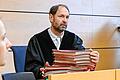 Oberstaatsanwalt Thorsten Seebach hat einen 23-Jährigen wegen seiner Messerstiche am Landgericht Würzburg angeklagt. Gegen die Aufhebung des Haftbefehls hat er Beschwerde eingereicht.