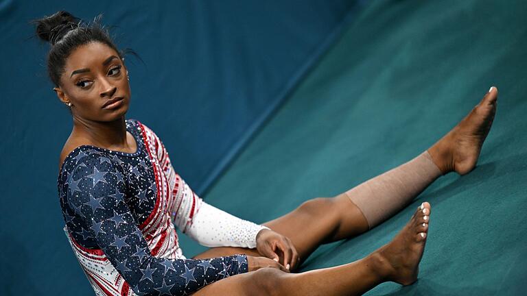 Paris 2024 - Turnen - Biles' linke Wade ist bandagiert. Paris 2024 - Turnen - Biles' linke Wade ist bandagiert.