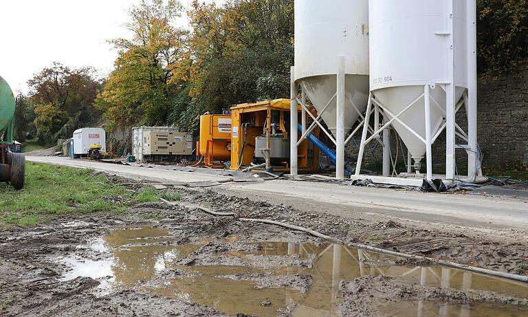 Wohin mit all den Silos, Maschinen und Aggregaten? Die von der Bahn beauftragten Firmen haben sie mangels Platz auf die Straße gestellt. Wohin mit all den Silos, Maschinen und Aggregaten? Die von der Bahn beauftragten Firmen haben sie mangels Platz auf die Straße gestellt.