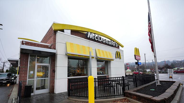 Nach tödlichen Schüssen auf US-Versicherungschef - Ein Kunde hatte den Verdächtigen in einem McDonald's-Restaurant von Fahndungsfotos erkannt. Nach tödlichen Schüssen auf US-Versicherungschef - Ein Kunde hatte den Verdächtigen in einem McDonald's-Restaurant von Fahndungsfotos erkannt.