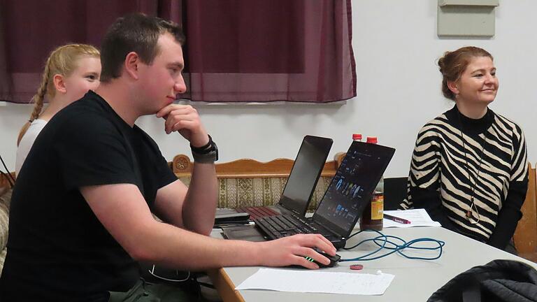 Michael Heun hat für die 'Bloobäuch' Zeit, Ton und Licht im Blick.
Links hinten sitzt Selina Lampert, rechts im Bild Kathrin Vorndran, den Notizblock in Griffweite. Michael Heun hat für die 'Bloobäuch' Zeit, Ton und Licht im Blick.
Links hinten sitzt Selina Lampert, rechts im Bild Kathrin Vorndran, den Notizblock in Griffweite.