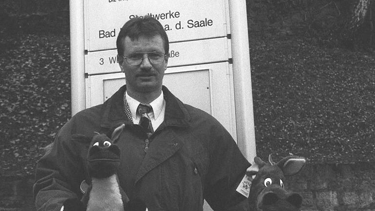 Einer der größten Meilensteine in Schlagmüllers beruflichem Wirken war die Einführung der Nessi-Stadtbuslinie. Im Bild präsentierte Andreas Schlagmüller als kaufmännischer Leiter der Stadtwerke im Jahr 1997 das Nessi-Maskottchen. Einer der größten Meilensteine in Schlagmüllers beruflichem Wirken war die Einführung der Nessi-Stadtbuslinie. Im Bild präsentierte Andreas Schlagmüller als kaufmännischer Leiter der Stadtwerke im Jahr 1997 das Nessi-Maskottchen.