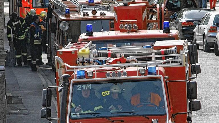 Großaufgebot: 110 Feuerwehrkräfte und 55 Sanitäter rückten am Samstag in Volkach an &ndash; zum Glück nur zu einer Großübung. Sie hatten übungshalber mit den Folgen eines Brandes in der Helios-Klinik zu kämpfen.