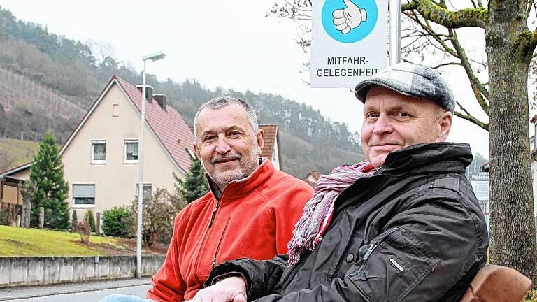 Rainer Kraus (links) würde jederzeit jemanden mitnehmen, der auf der Mitfahr-Bank am Ortsausgang von Ramsthal (Lkr. Bad Kissingen) sitzt. Bernhard Gößmann-Schmitt hofft, dass möglichst viele Gemeinden bei dieser Idee mitmachen. Rainer Kraus (links) würde jederzeit jemanden mitnehmen, der auf der Mitfahr-Bank am Ortsausgang von Ramsthal (Lkr. Bad Kissingen) sitzt. Bernhard Gößmann-Schmitt hofft, dass möglichst viele Gemeinden bei dieser Idee mitmachen.
