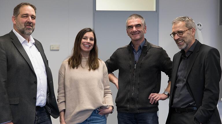 Trafen sich zum Gespräch in der Main-Post: Teresa Enke mit (von rechts) Chefredakteur Michael Reinhard, Redakteur Andreas Jungbauer und Klaus Englert, der für den Tennisclub Lengfeld einen Scheck an die Robert-Enke-Stiftung übergab. Trafen sich zum Gespräch in der Main-Post: Teresa Enke mit (von rechts) Chefredakteur Michael Reinhard, Redakteur Andreas Jungbauer und Klaus Englert, der für den Tennisclub Lengfeld einen Scheck an die Robert-Enke-Stiftung übergab.