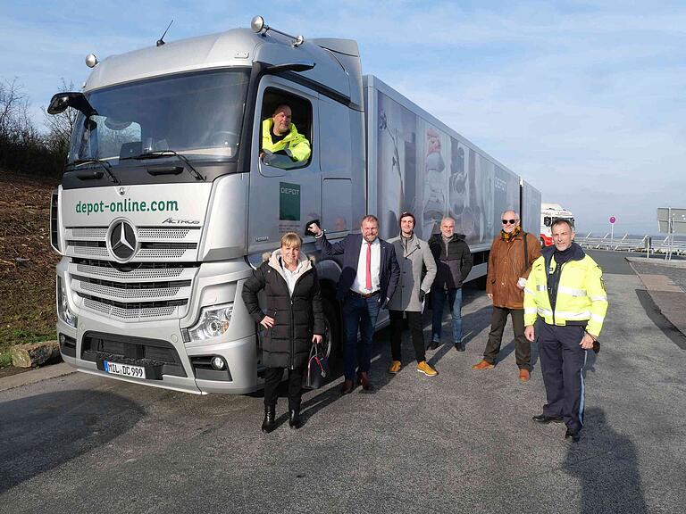 :Eine Abordnung des Landratsamts Würzburg um Landrat Thomas Eberth (Zweiter von links) begutachtete jüngst einen Lang-Lkw am Autobahn-Rastplatz Würzburg Süd. Oliver Herbert (im Führerhaus), Abteilungsleiter Kommissionierung & Lkw Fuhrpark bei der Gries Deco Company, die die Handelskette für Wohnmöbel und Einrichtungsartikel Depot betreibt, führte sein gut 25 Meter langes Fahrzeug vor. :Eine Abordnung des Landratsamts Würzburg um Landrat Thomas Eberth (Zweiter von links) begutachtete jüngst einen Lang-Lkw am Autobahn-Rastplatz Würzburg Süd. Oliver Herbert (im Führerhaus), Abteilungsleiter Kommissionierung & Lkw Fuhrpark bei der Gries Deco Company, die die Handelskette für Wohnmöbel und Einrichtungsartikel Depot betreibt, führte sein gut 25 Meter langes Fahrzeug vor.