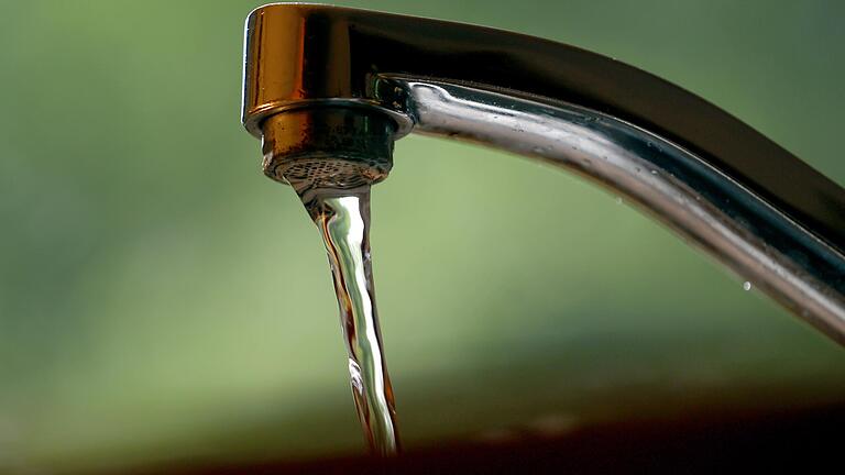 In Bayern soll es zur Sicherung der Wasserversorgung nun doch einen 'Wasser-Cent' als Aufschlag auf die Wasserrechnung geben – allerdings erst nach der Landtagswahl in diesem Oktober. In Bayern soll es zur Sicherung der Wasserversorgung nun doch einen 'Wasser-Cent' als Aufschlag auf die Wasserrechnung geben – allerdings erst nach der Landtagswahl in diesem Oktober.