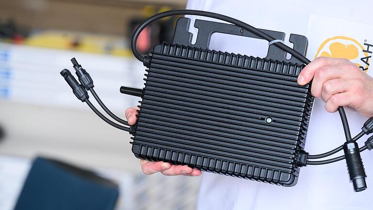 Der Wechselrichter wandelt den Gleichstrom, den die Solarmodule erzeugen, in Wechselstrom um, damit er ins Stromnetz gespeist werden kann. Der Wechselrichter wandelt den Gleichstrom, den die Solarmodule erzeugen, in Wechselstrom um, damit er ins Stromnetz gespeist werden kann.