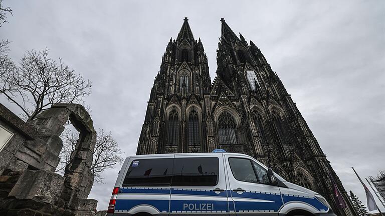 Kölner Dom.jpeg - Seit dem Terroralarm im Dezember werden die Sicherheitsvorkehrungen in und um den Kölner Dom weiter aufrecht erhalten. Kölner Dom.jpeg - Seit dem Terroralarm im Dezember werden die Sicherheitsvorkehrungen in und um den Kölner Dom weiter aufrecht erhalten.