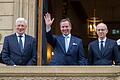 Luxemburgs Großherzog leitet Thronwechsel ein       -  Prinz Guillaume (Mitte), Erbgroßherzog von Luxemburg, winkt nach seiner Ernennung zum &bdquo;Lieutenant-Représentant&rdquo; (Ehrenleutenant) neben Luc Frieden (l), Premierminister von Luxemburg, und Jean-Claude Wiseler, Präsident des Abgeordnetenhauses, vom Balkon des Abgeordnetenhauses.