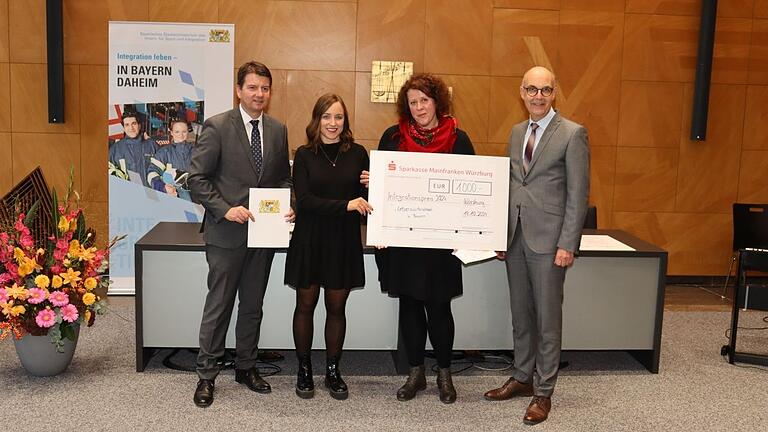 Der dritte Preis ging an das Projekt 'Lebenswirklichkeit in Bayern'. Im Bild (von links): Staatssekretär Sandro Kirchner, Melanie Stoll, Olha Sekeriadis und Regierungsvizepräsident Jochen Lange. Der dritte Preis ging an das Projekt 'Lebenswirklichkeit in Bayern'. Im Bild (von links): Staatssekretär Sandro Kirchner, Melanie Stoll, Olha Sekeriadis und Regierungsvizepräsident Jochen Lange.