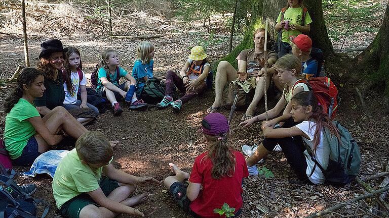 Im Erzählkreis berichten die Kinder von ihren Erfahrungen im Wald.